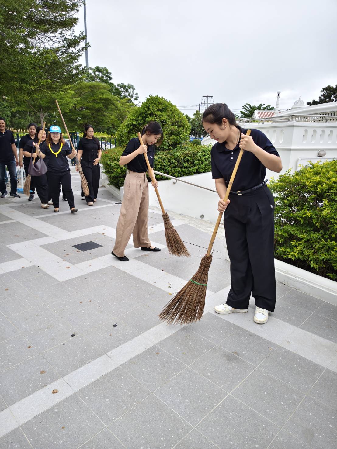 title - ปฏิรูปที่ดินจังหวัดเพชรบุรี มอบหมายให้ นางสาวปาริชาติ สนธิ ผู้อำนวยการกลุ่มกฎหมาย พร้อมด้วย เจ้าหน้าที่ ส.ป.ก.เพชรบุรี ร่วมกิจกรรมจิตอาสาการทำความสะอาด และปรับภูมิทัศน์พื้นที่บริเวณรอบอุทยานเฉลิมพระเกียรติ พระบาทสมเด็จพระจอมเกล้าเจ้าอยู่หัว